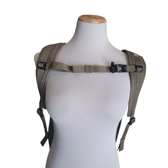 Salkan 2.0L Daypack Backpack Forest Green & Orange Hiking Outdoors - Picture 4 of 10